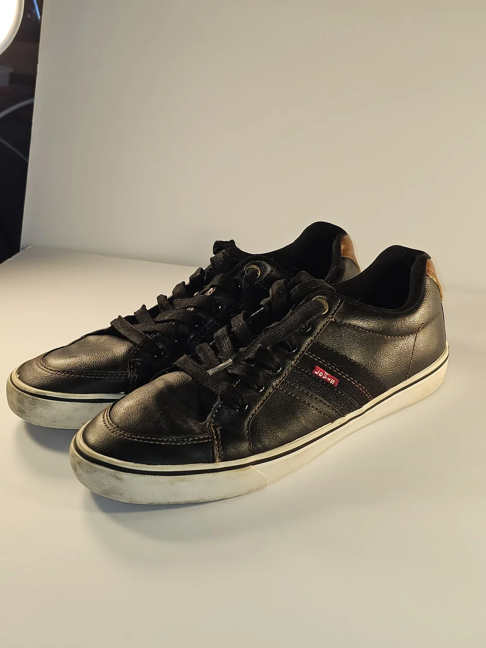 Levi’s Black Synthetic Leather Low Top Sneakers Men’s 10 Red Tab